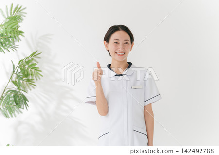 一個穿著白色衣服的女人來引導 一個穿著白色衣服的女人來引導 142492788