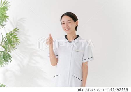 A woman wearing a white clothes to guide A woman wearing a white clothes to guide 142492789