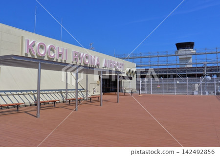 Observation deck and control tower at Kochi Ryoma Airport (Nankoku City, Kochi Prefecture) Observation deck and control tower at Kochi Ryoma Airport (Nankoku City, Kochi Prefecture) 142492856