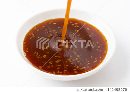 Pour the yakiniku sauce into a small dish. Pour the yakiniku sauce into a small dish. 142492976
