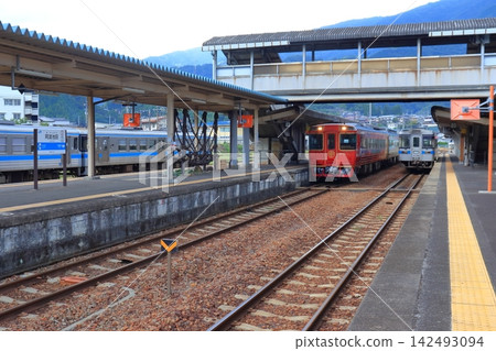 A local train stopping at Awa-Ikeda Station and the Shikoku Mannaka Sennen Monogatari (Miyoshi City, Tokushima Prefecture) 142493094