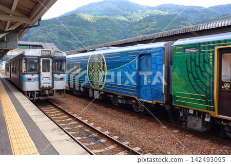A local train stopping at Awa-Ikeda Station and the Shikoku Mannaka Sennen Monogatari (Miyoshi City, Tokushima Prefecture) A local train stopping at Awa-Ikeda Station and the Shikoku Mannaka Sennen Monogatari (Miyoshi City, Tokushima Prefecture) 142493095