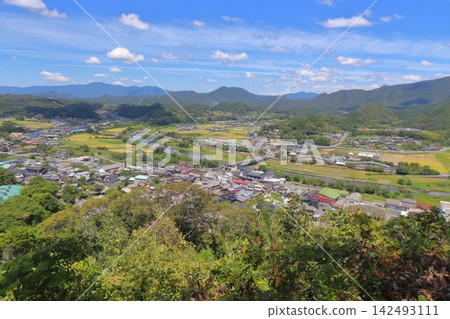 從川五森城遺址（朝向JR淀川線松丸站）眺望松野町的街景。 142493111