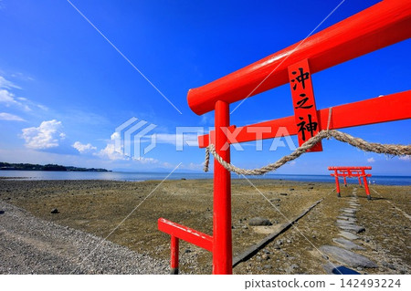 The underwater torii gate of Ogyo Shrine at low tide (Tara-cho, Fujitsu-gun, Saga Prefecture) The underwater torii gate of Ogyo Shrine at low tide (Tara-cho, Fujitsu-gun, Saga Prefecture) 142493224