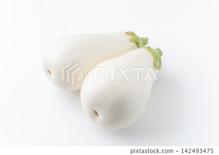 來自法國白鎮的兩顆白茄子 來自法國白鎮的兩顆白茄子 142493475