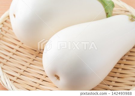 特寫鏡頭:放置在竹籃中的白色茄子 特寫鏡頭:放置在竹籃中的白色茄子 142493988