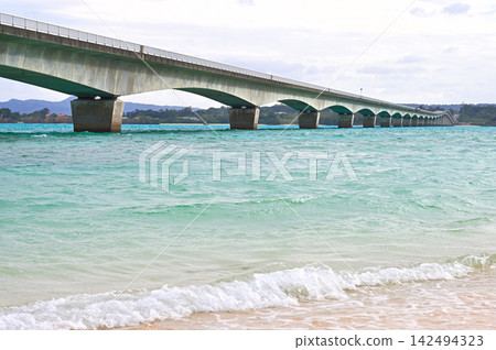 A view of Kouri Bridge from Kouri Beach on Kouri Island, Okinawa Prefecture. A view of Kouri Bridge from Kouri Beach on Kouri Island, Okinawa Prefecture. 142494323