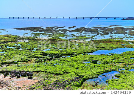 The beach at Umikaji Terrace on Senaga Island in Tomigusuku City, Okinawa Prefecture, and the runway of Naha Airport. The beach at Umikaji Terrace on Senaga Island in Tomigusuku City, Okinawa Prefecture, and the runway of Naha Airport. 142494339