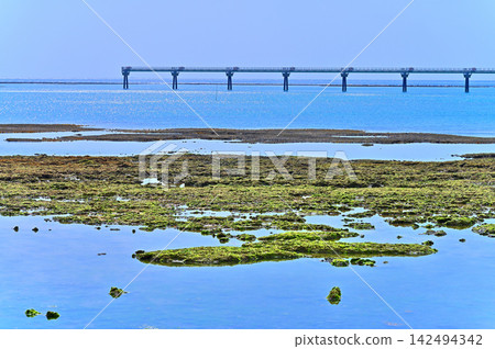 The beach at Umikaji Terrace on Senaga Island in Tomigusuku City, Okinawa Prefecture, and the runway of Naha Airport. The beach at Umikaji Terrace on Senaga Island in Tomigusuku City, Okinawa Prefecture, and the runway of Naha Airport. 142494342