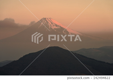 從伊豆半島伊豆山脊步道仁名峠展望台上眺望日出的富士山。 從伊豆半島伊豆山脊步道仁名峠展望台上眺望日出的富士山。 142494622