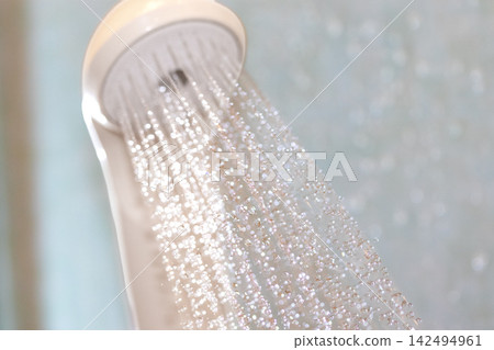 水從淋浴噴頭噴出 水從淋浴噴頭噴出 142494961