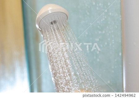 水從淋浴噴頭噴出 水從淋浴噴頭噴出 142494962