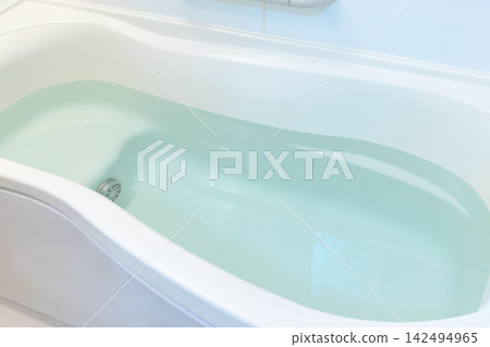 一個裝滿熱水的白色浴缸 一個裝滿熱水的白色浴缸 142494965