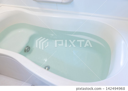 一個裝滿熱水的白色浴缸 一個裝滿熱水的白色浴缸 142494968