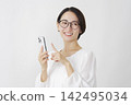 中年婦女使用智慧型手機（白色背景） 142495034