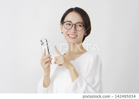 中年婦女使用智慧型手機（白色背景） 142495034
