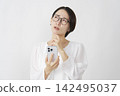中年婦女正努力使用智慧型手機（白色背景） 142495037