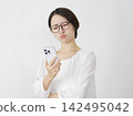 中年婦女看著手機，顯得很生氣（白色背景） 142495042