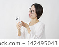 中年婦女看著手機，顯得很生氣（白色背景） 142495043
