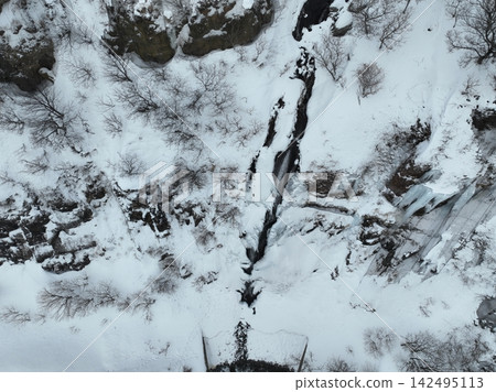[Aerial view] Winter view of Cape Ofuyu, Shiragane Falls and the rough Sea of Japan 142495113