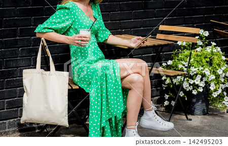 Young beautyful woman with linen eco bag on city background. 142495203