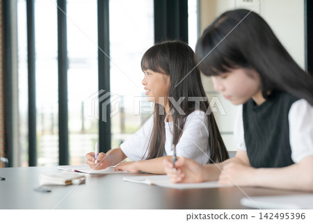 小學和國中學生學習 小學和國中學生學習 142495396