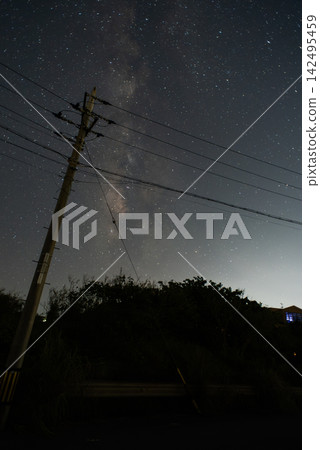 夜空中的銀河，以及電線桿和輸電線路的輪廓。 142495459