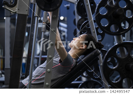 Female training: Incline bench press Female training: Incline bench press 142495547