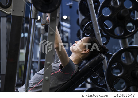 Female training: Incline bench press Female training: Incline bench press 142495548