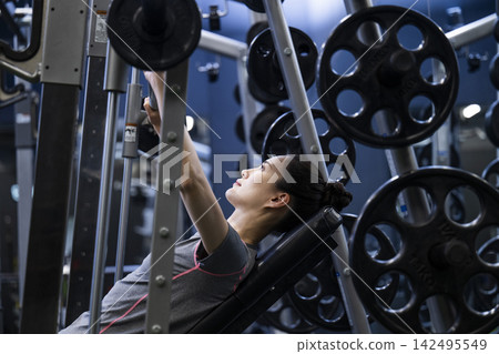 女性訓練:上斜臥推 女性訓練:上斜臥推 142495549