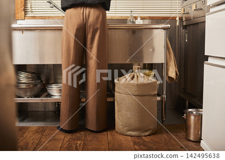 Living with a compost bin in the kitchen Living with a compost bin in the kitchen 142495638