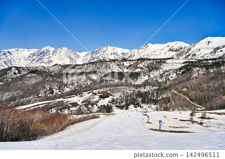 The snow-capped Northern Alps and the Hakuba ski resort stand out against the spring blue sky, offering breathtaking views of the snow-covered mountains. [Nagano, Hakuba Landscape Photography] 142496511