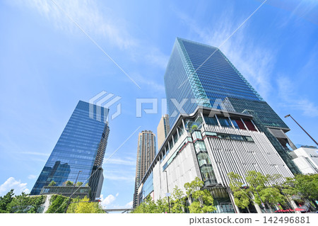 大阪梅田區和大阪格蘭前線大廈的摩天大樓在湛藍的天空下巍然聳立，構成了一幅商業區的景象。 [大阪/梅田風景照] 142496881