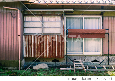 Abandoned abandoned shop 142497021