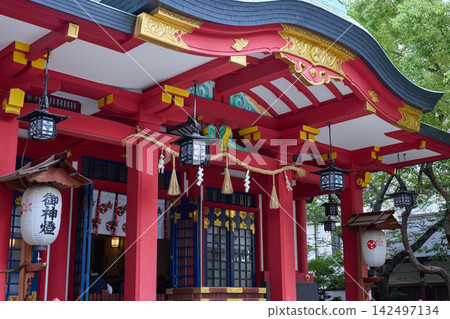 大阪五靈神社美麗的朱紅色禮拜殿和燈籠 大阪五靈神社美麗的朱紅色禮拜殿和燈籠 142497134