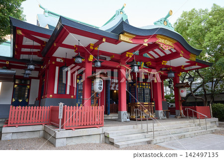 大阪五靈神社美麗的朱紅色禮拜殿和庭院 142497135