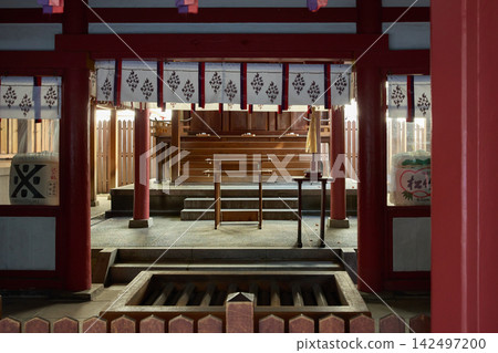 五靈神社的禮拜殿內部及傳統裝飾 五靈神社的禮拜殿內部及傳統裝飾 142497200