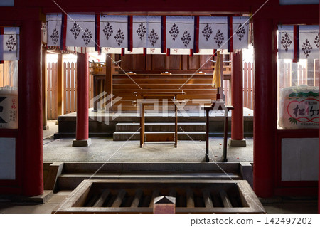 五靈神社的禮拜殿內部及傳統裝飾 五靈神社的禮拜殿內部及傳統裝飾 142497202