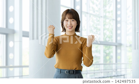 一個女人/女商人做一個勇敢的姿勢 142497535