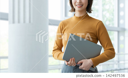 帶筆記型電腦的女人/女商人 帶筆記型電腦的女人/女商人 142497536