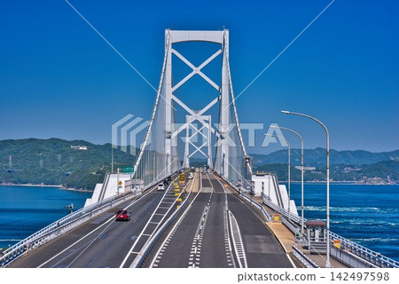 從鳴門山展望台眺望鳴門大橋。 從鳴門山展望台眺望鳴門大橋。 142497598