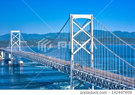 從鳴門山展望台眺望鳴門大橋。 從鳴門山展望台眺望鳴門大橋。 142497609