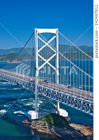 從鳴門山展望台眺望鳴門大橋。 從鳴門山展望台眺望鳴門大橋。 142497611