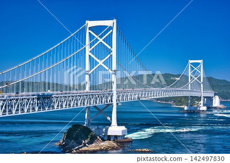 從鳴門山展望台眺望鳴門大橋。 從鳴門山展望台眺望鳴門大橋。 142497830