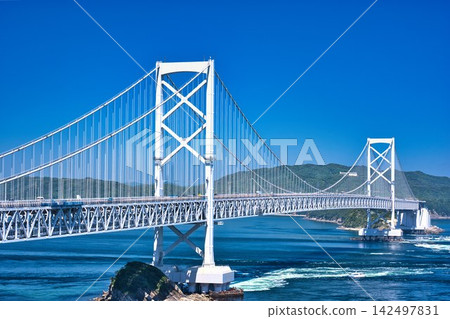 從鳴門山展望台眺望鳴門大橋。 142497831
