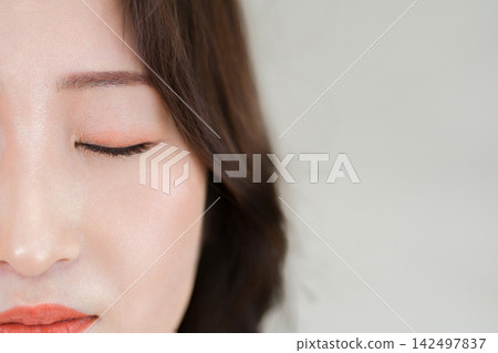 一張成熟女性閉著眼睛展示眼妝的美麗照片。 一張成熟女性閉著眼睛展示眼妝的美麗照片。 142497837