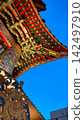 Vibrantly colored temple and shrine architecture, and the brackets and decorative carvings under the eaves (blue sky and traditional beauty) 142497910
