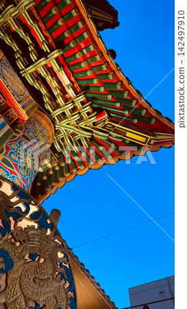 Vibrantly colored temple and shrine architecture, and the brackets and decorative carvings under the eaves (blue sky and traditional beauty) Vibrantly colored temple and shrine architecture, and the brackets and decorative carvings under the eaves (blue sky and traditional beauty) 142497910