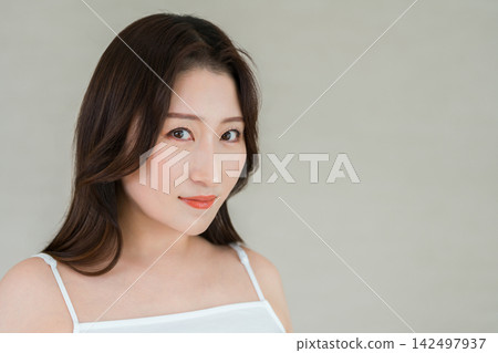 一張成熟女性(40-50歲)的美麗照片,側臉優美,並留有充足的文字空間。 一張成熟女性(40-50歲)的美麗照片,側臉優美,並留有充足的文字空間。 142497937