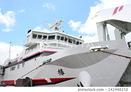 在湛藍的天空下,九州商船「椿號」渡輪停靠在港口,打開了船頭。 在湛藍的天空下,九州商船「椿號」渡輪停靠在港口,打開了船頭。 142498210